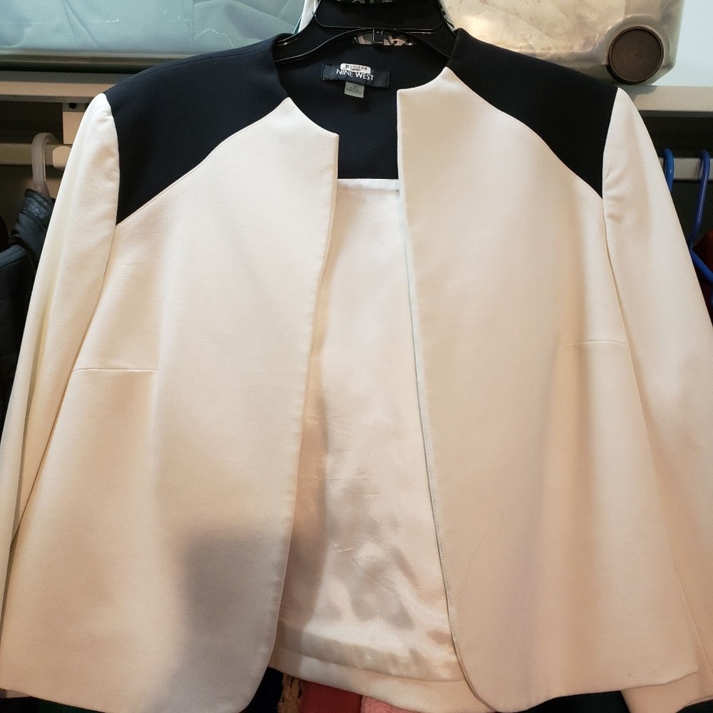 MAKE OFFER Absolutely beautiful Nine West jacket